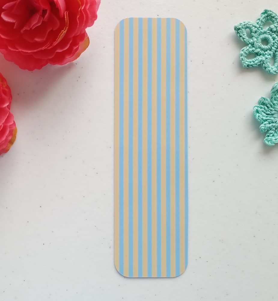Marcapáginas grande con diseño de rayas finitas. Laminado, impreso a doble cara, esquinas redondeadas. Colores azul y amarillo.