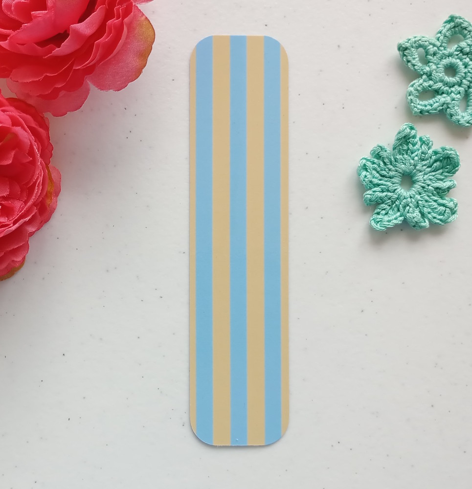 Marcapáginas pequeño con diseño de rayas. Laminado, impreso a doble cara, esquinas redondeadas. Colores azul y amarillo.