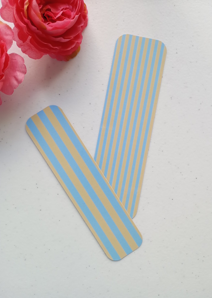 Set de dos marcapáginas con diseño de rayas. Laminados, impresos a doble cara, esquinas redondeadas. Colores azul y amarillo.
